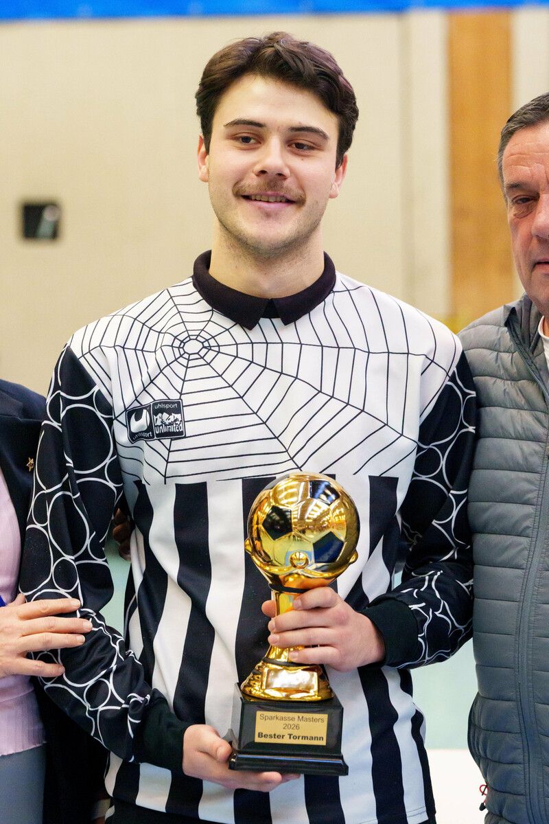 Jan KrawagnaEr war der Rückhalt, den keiner auf dem Zettel hatte – und am Ende die Entdeckung des Turniers. Jan Krawagna, 23, sprang bei Altenstadt als Tormann ein, nachdem gleich vier Keeper ausfielen. Was dann folgte, war spektakulär: 17 Siege, nur vier Niederlagen, ein Torverhältnis von 50:29 und neun eigene Treffer per Dropkick. Der gelernte Feldspieler überzeugte mit Übersicht, Reflexen – und Torjägerinstinkt. Sein Weg führt ihn nun zum Studium nach Wien, sportlich geht es beim Wiener Klub Steinakuchen weiter.