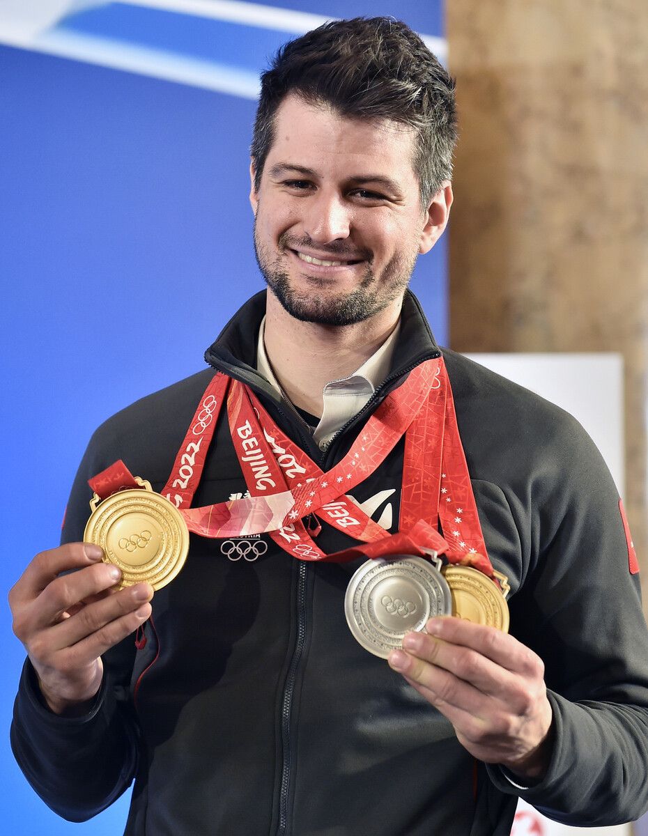 Johannes Strolz mit seinen drei Olympiamedaillen nach den Winterspielen vor vier Jahren in Peking.⇒APA