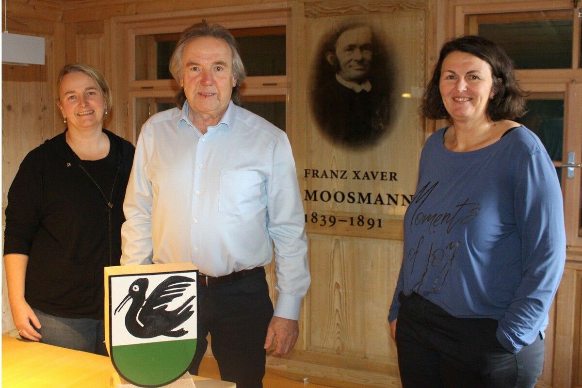 Judith Bischof (l.) und Klaudia Dekker sind ob ihrer langjährigen Erfahrung für Georg Fessler unverzichtbare Mitarbeiterinnen in der Gemeindeverwaltung. ⇒STP (2)