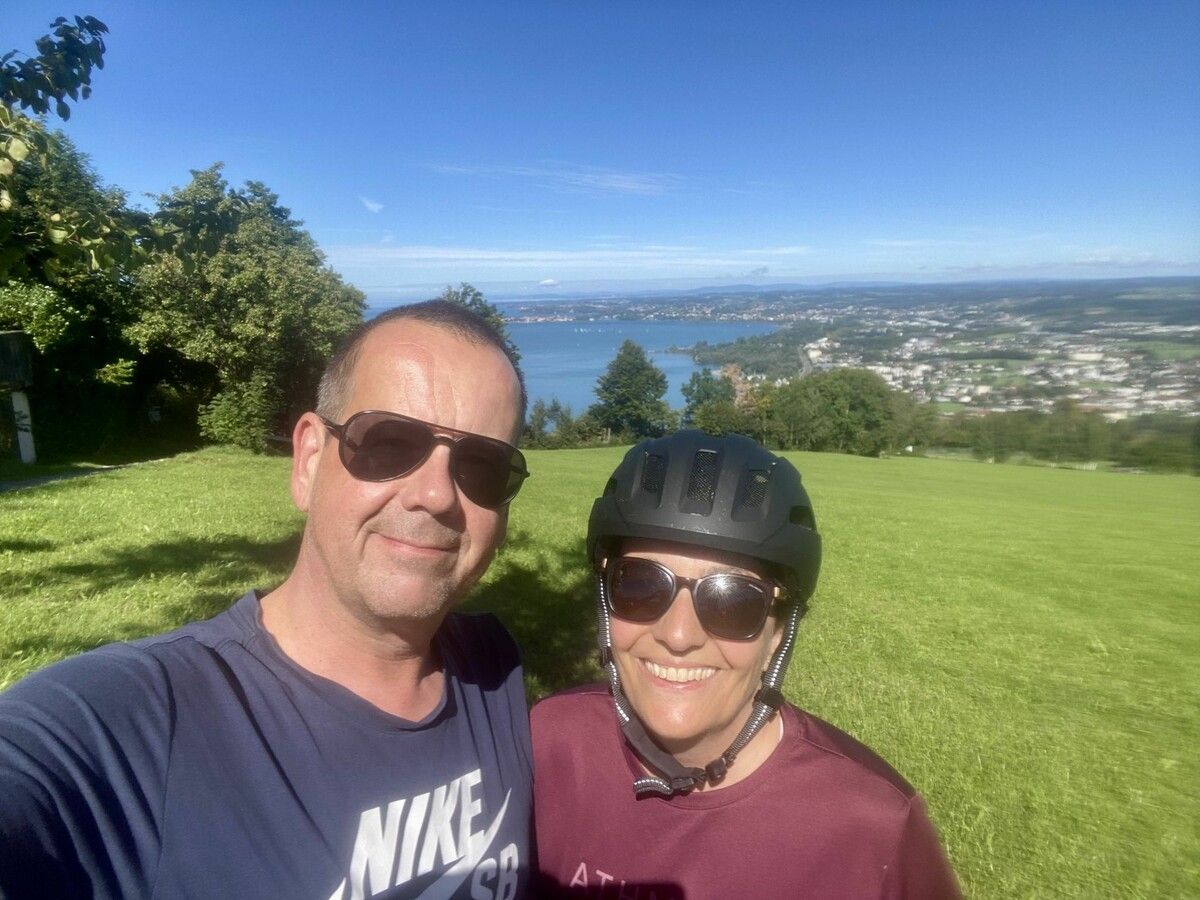 Jürgen Burger beim Fahrradfahren mit seiner Frau. ⇒burger