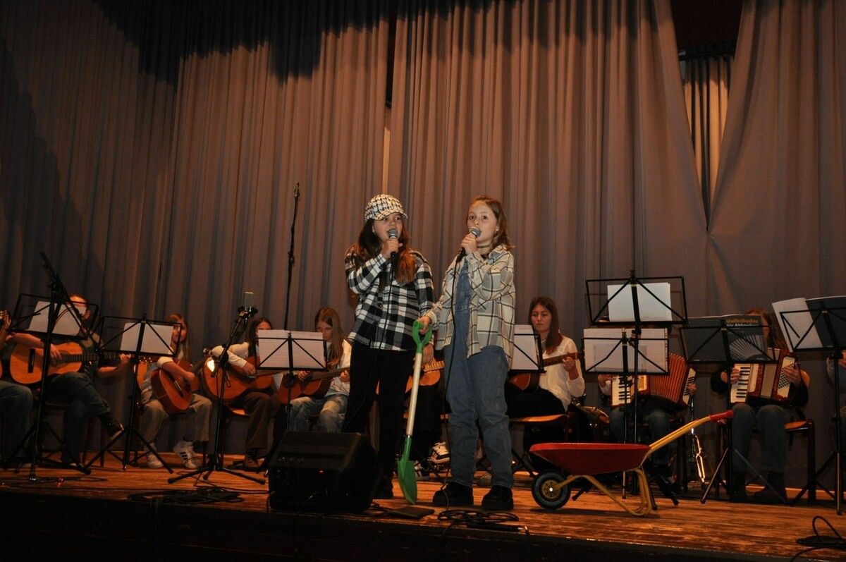 Junge Solisten standen beim Winterkonzert im Mittelpunkt.⇒Hab (2)