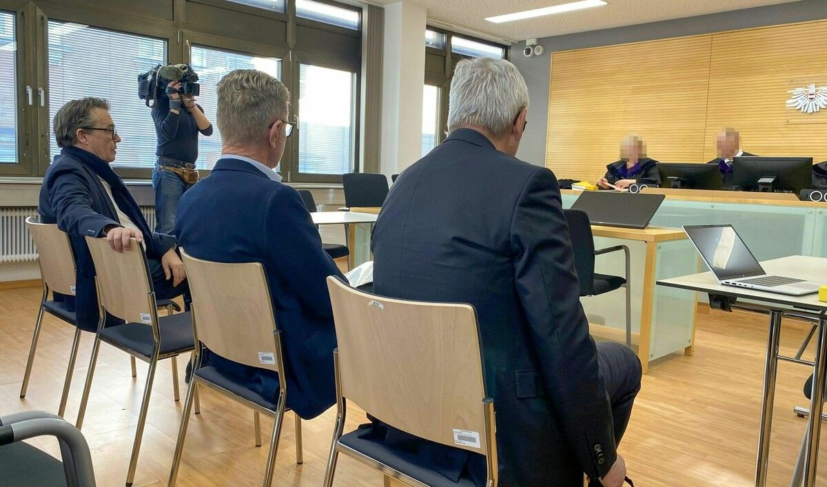 Karlheinz Rüdisser (rechts) und die zwei Ex-Wirtschaftsbund-Führungskräfte Walter Natter (Mitte) und Hans Peter Metzler (links) am Mittwoch vor Gericht. ⇒APA