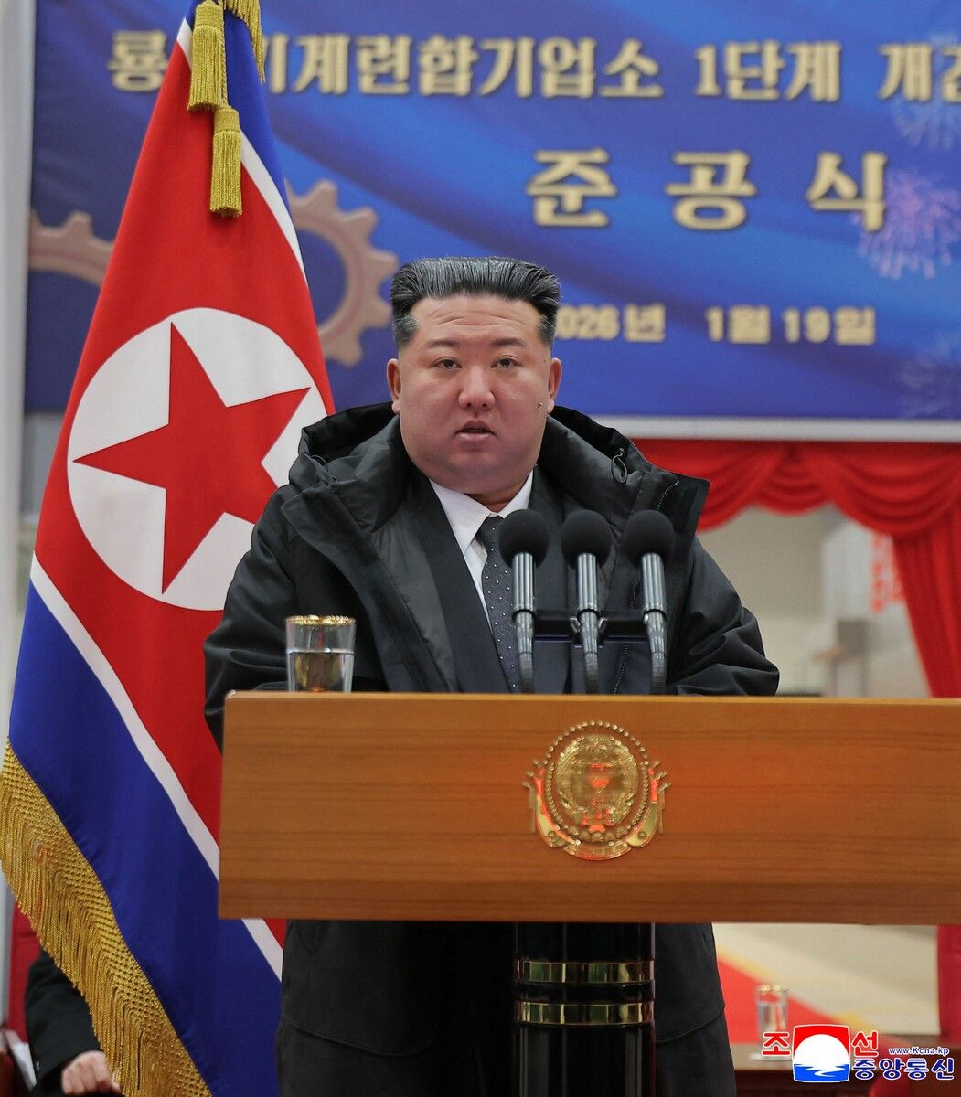 Kim Jong Un hält eine Rede zur Fertigstellung der ersten Modernisierungsphase des Ryongsong-Werks in Nordkorea. AFP/KCNA VIA KNS