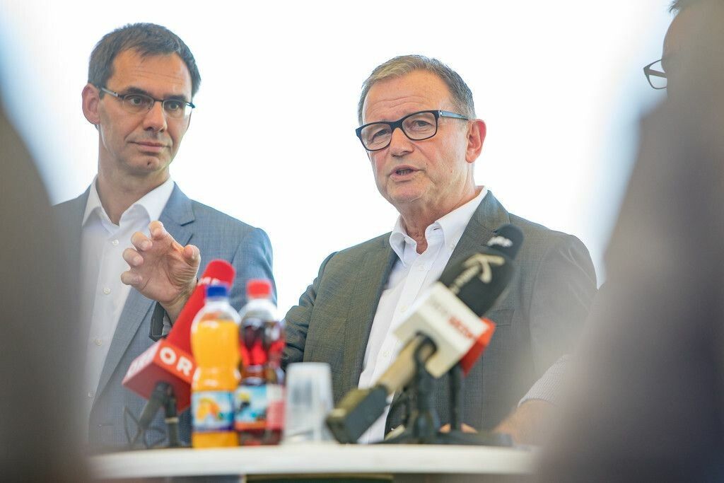 Kopf ärgert sich über Wallners Vorpreschen, obwohl Fragen offen sind. ⇒VN/Sams