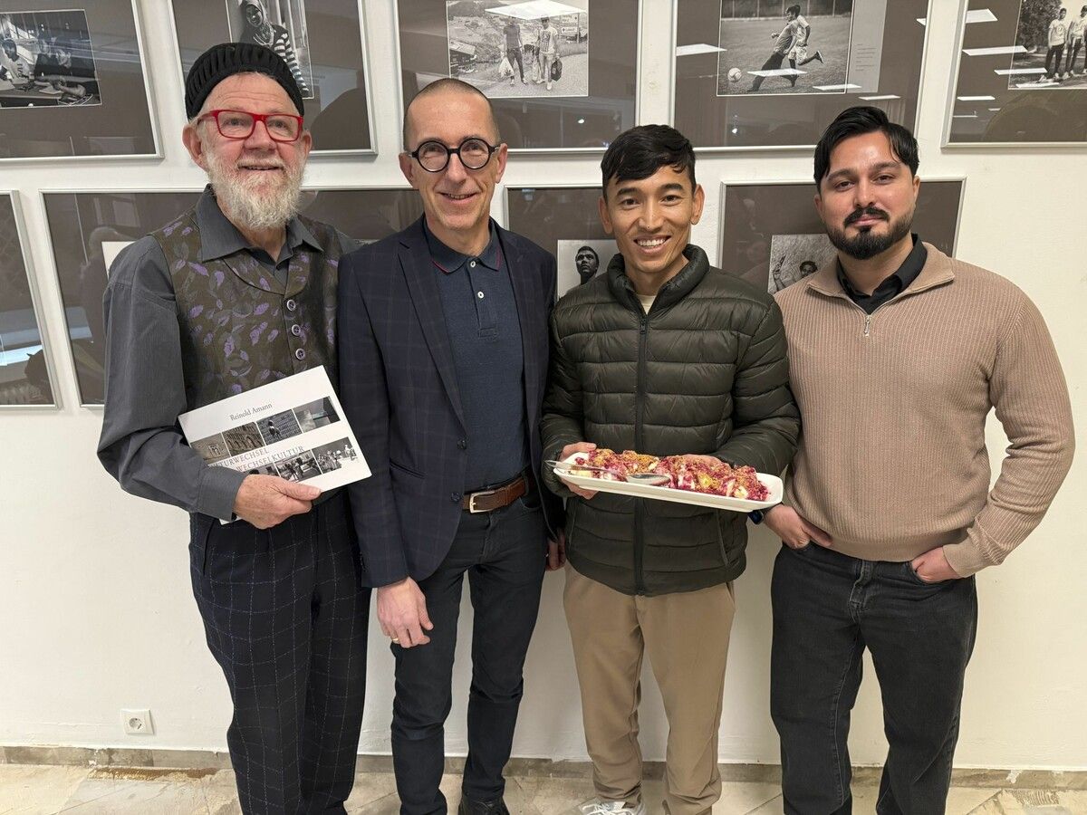 Künstler Reinold Amann, Caritas-Direktor Walter Schmolly, Kochkünstler Mohammad Abbassi und Zeichner Zafar Haqyar luden zu einem bewegten Abend.⇒Franc