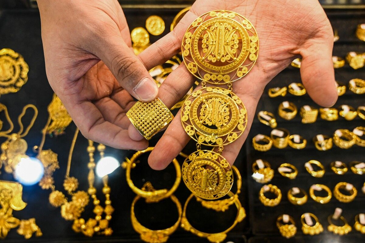 Kunstvoll gefertigter Goldschmuck in einem Juweliergeschäft in Banda Aceh in Indonesien.