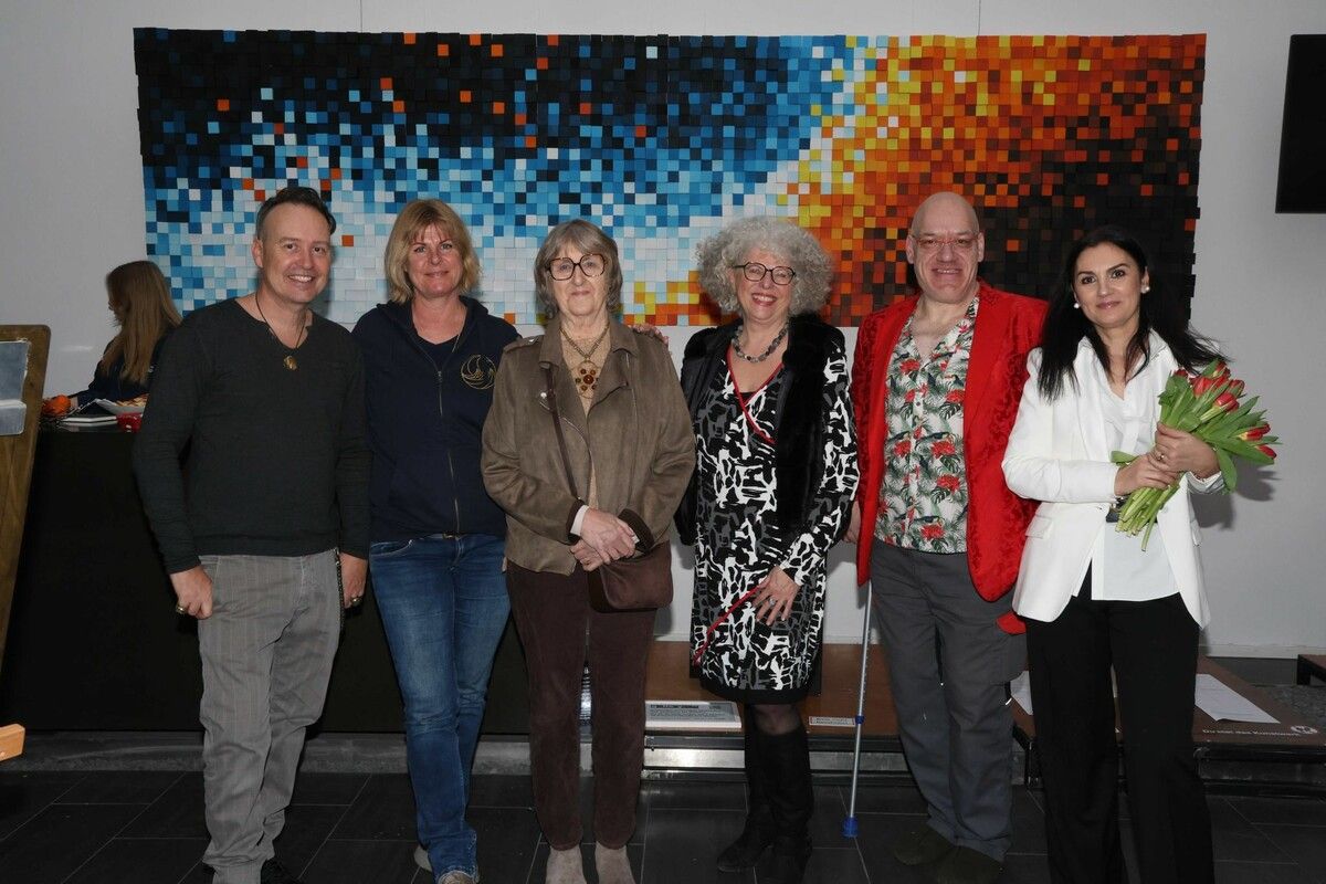 Kurator Andreas Ender mit den im Erdgeschoss ausstellenden Kolleginnen und Kollegen: Greta Rohner, Hilde Fenkart, Astrid Theresia Stepany, Manuel Lunardi und Stella Popolu.⇒Arno Meusburger