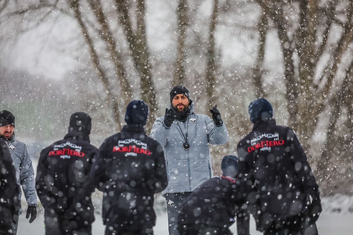 Kurz hielt sich Atdhe Nuhiu bei den widrigen Bedingungen mit seiner Ansprache. Nach gut einer Minute ging es dann am Platz zur Sache.⇒Steurer