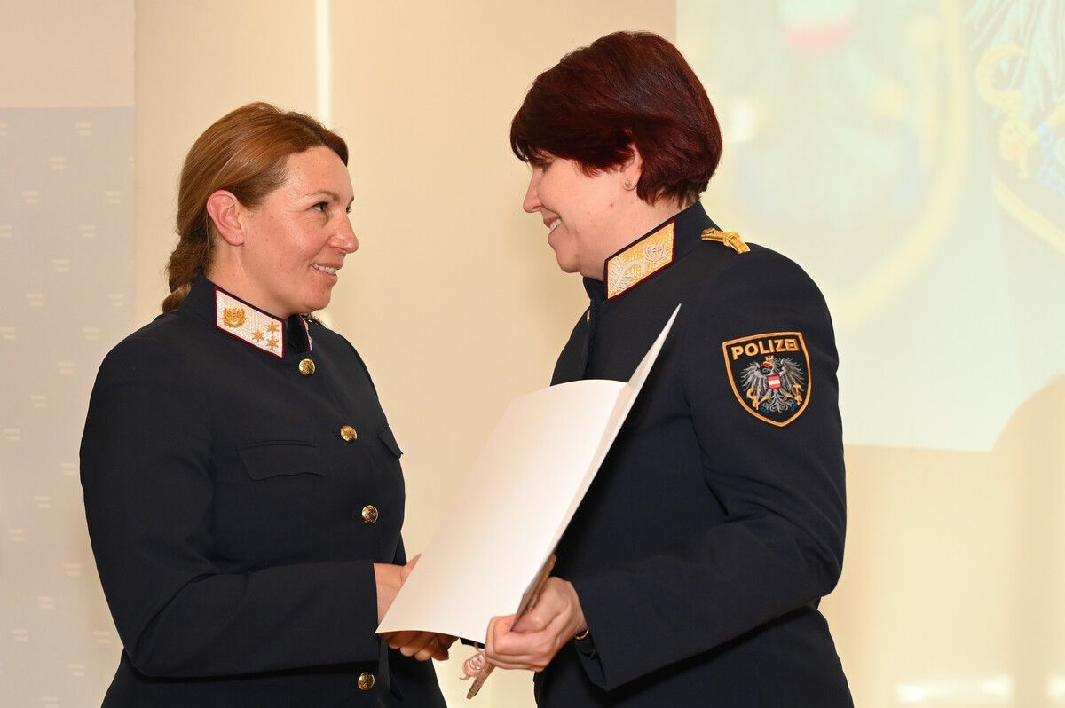 Landespolizeidirektorin Uta Bachmann (r.) übergibt Chefinspektorin Denise Ritter das Ernennungsdekret.⇒LPD/ Novak