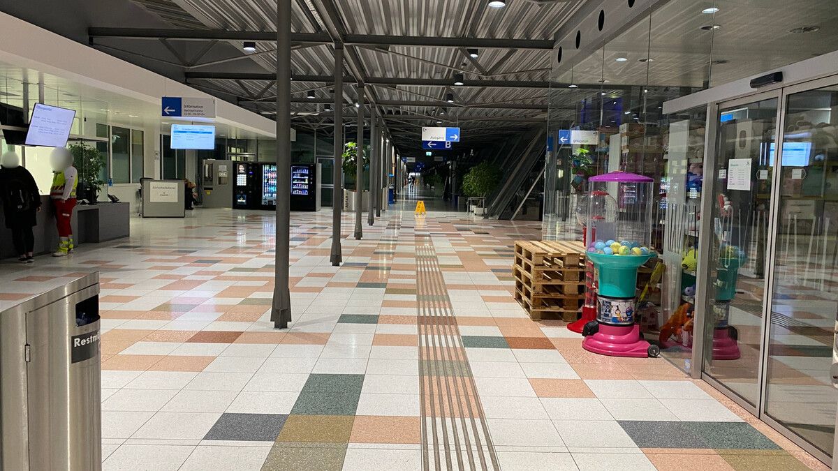 Laut Augenzeugen agierte der 44-Jährige auch im Eingangsbereich des Krankenhauses mit der Waffe.⇒VN/Haller