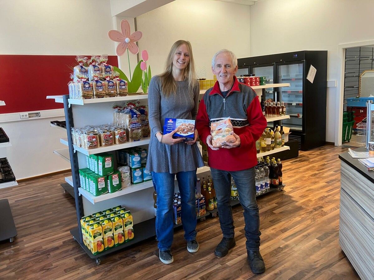 Leiterin Judith Freitag mit „Tischlein deck dich“-Obmann Elmar Stüttler.⇒ Verein