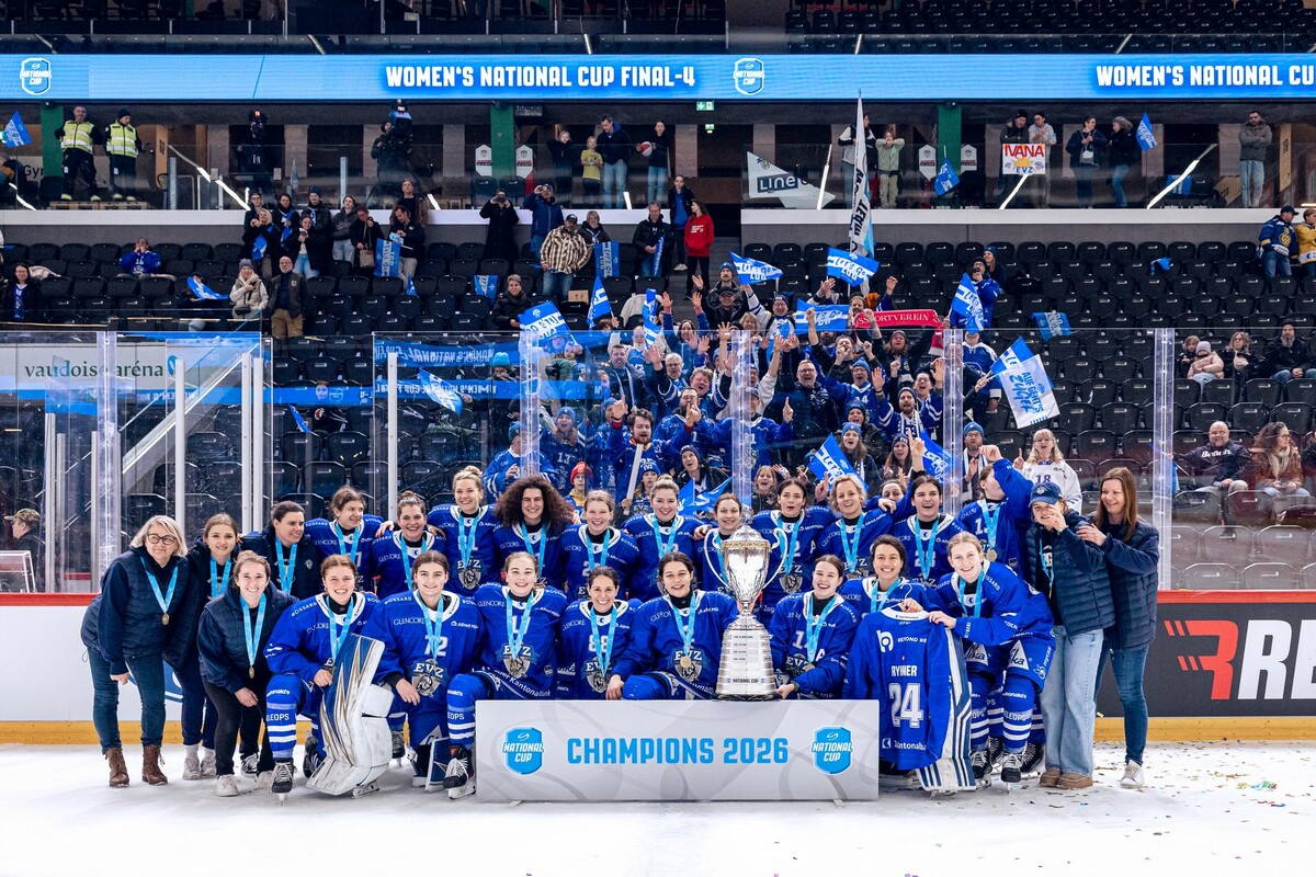 Leonie Kutzer (stehend 8. v. l.) und der EV Zug gelang im Schweizer National Cup die Titelverteidigung.⇒Philipp Hegglin