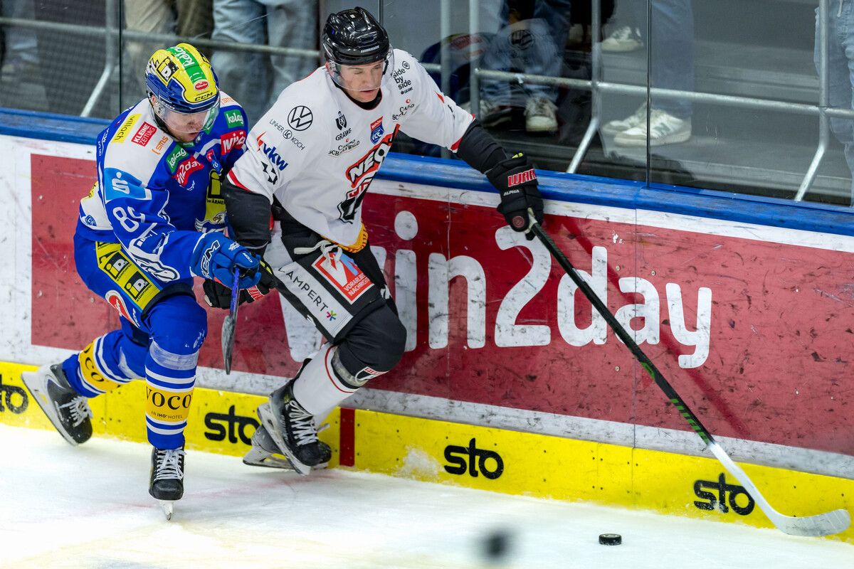 Luca Erne im Oktober im Duell mit Mark Mussbacher.⇒GEPA