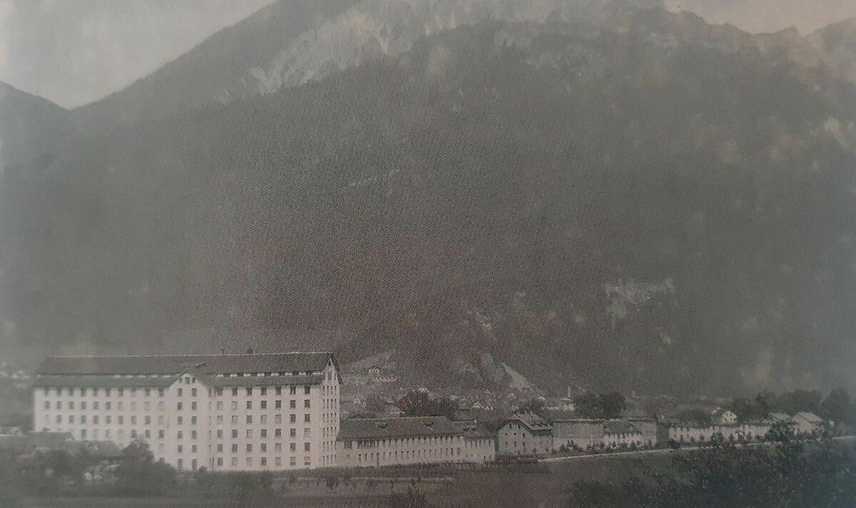 Lünerseefabrik gegen Norden mit Arbeiterwohnhäusern in der Bürser Allee 1890. ⇒Zentralarchiv Mutter Getzner & Cie