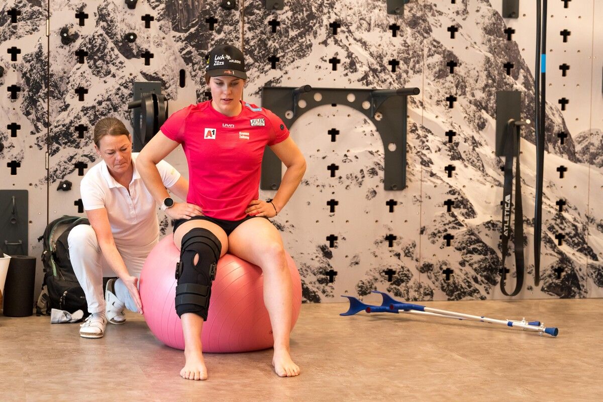 Magdalena Egger mit ihrer Physiotherapeutin Astrid Rhomberg.⇒VN/Stiplovsek