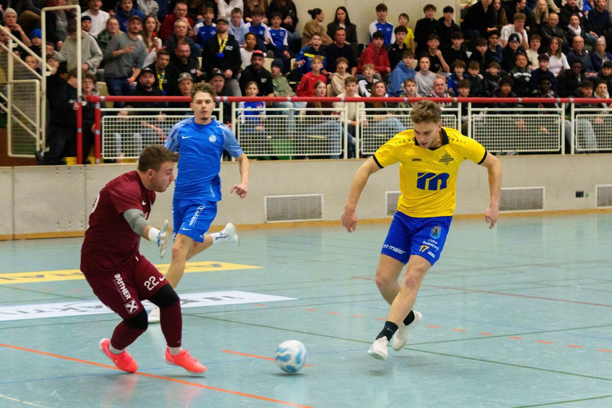 Marian ZehrerNeun Tore, zahlreiche Defensivaktionen und ein Einsatz, der das Publikum mitriss: Marian Zehrer war bei Gastgeber Wolfurt Dreh- und Angelpunkt. Mal hinten dicht, mal vorne treffsicher – Zehrer verkörperte den Spirit des Turniers, in dem Einsatz und Technik gleichermaßen zählen. Seine Vielseitigkeit machte ihn unverzichtbar für den neuen Champion.