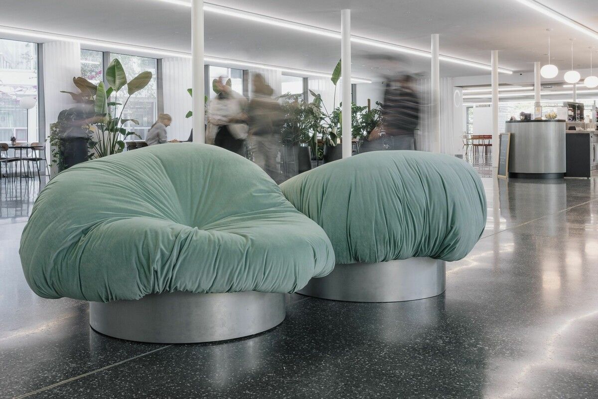 Mathias Garnitschnig hat für seine Ausstellung eine großformatige Sitzskulptur entwickelt.⇒florian raidt