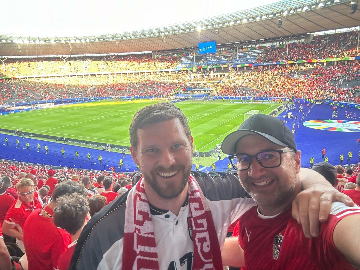 Matthias Wolfahrt bei der EURO 2024 vor dem Match Österreich gegen Niederlande mit TC-Dornbirn-Präsident Johannes Oelz.⇒privat