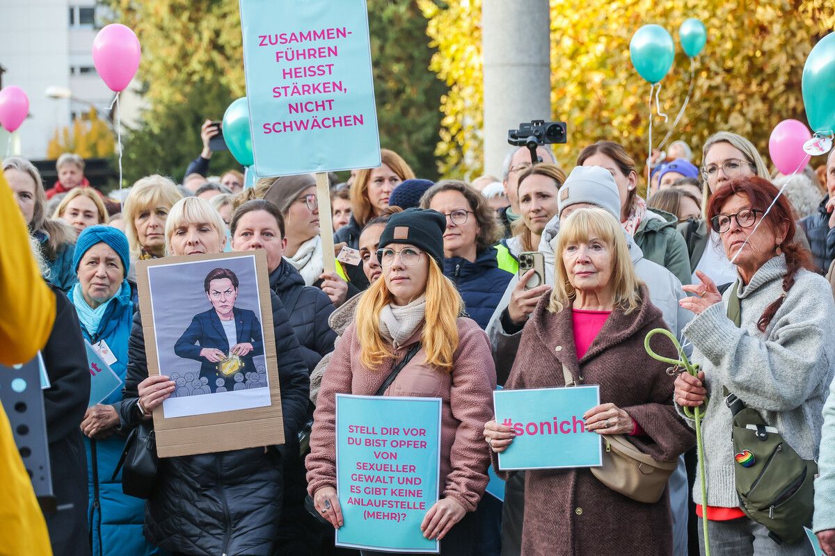 Mehrere Hundert Menschen demonstrierten im Herbst für den Erhalt der Station.⇒ VN/Steurer