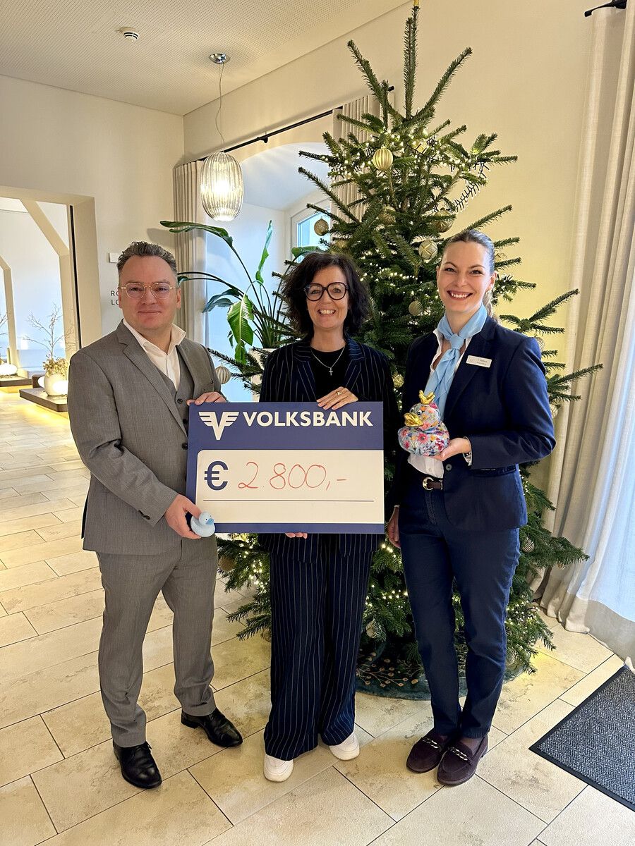 Michael Kreipp, Conny Amann und Tina Pettkuss freuen sich über die Spende.⇒NFK