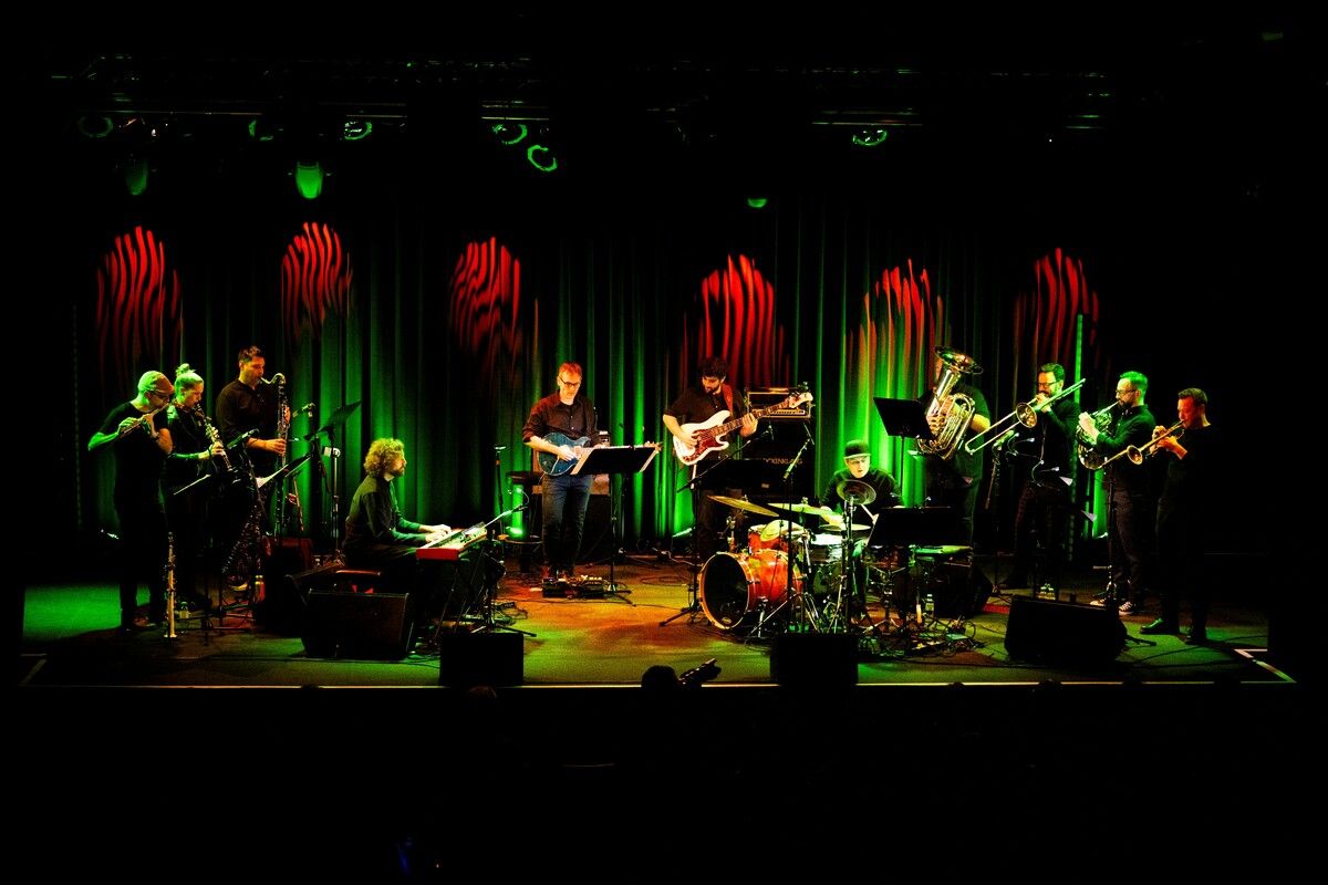 Mit dem Jazzorchester Vorarlberg ist die Uraufführung „SOV meets JOV – Insomniac Dreams“ zu hören.⇒ SOV