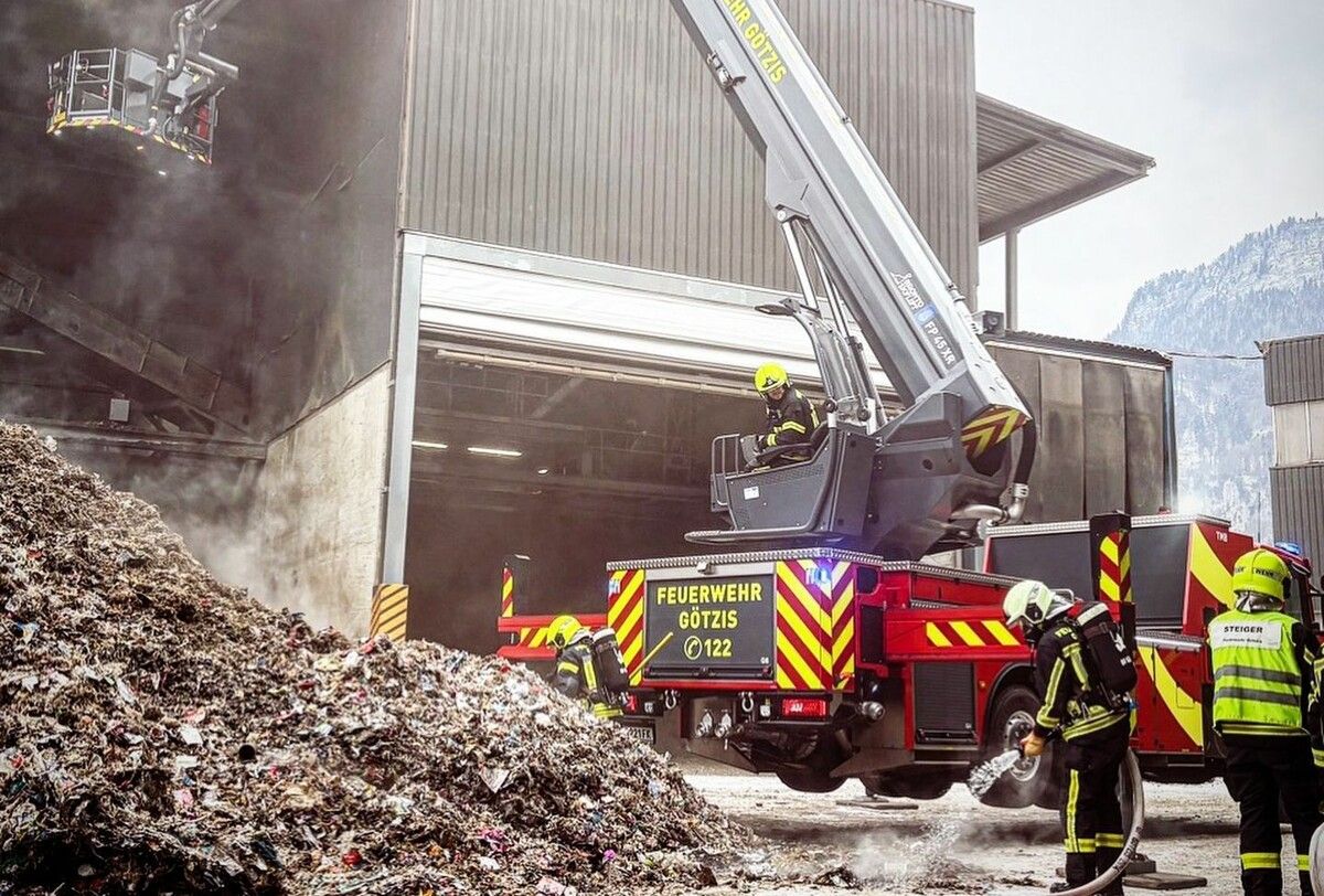 Mit dem Steiger wurde ein Löschangriff von oben gestartet.⇒feuerwehr Götzis (2)