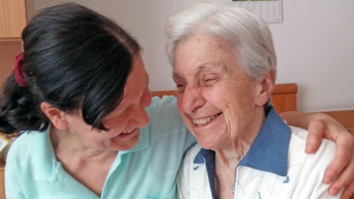 Mit erstaunlicher Leichtigkeit findet Validationsexpertin Rosmarie Fink den Draht zu dementen Personen.