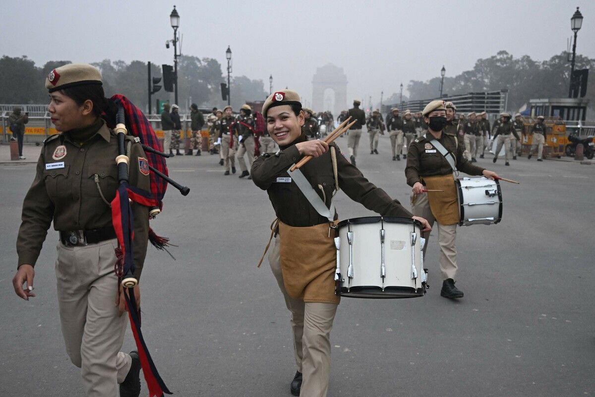 Mitglieder der Polizeikapelle von Delhi ruhen sich bei einer Probe für die Republic-Day-Parade in Neu-Delhi aus.