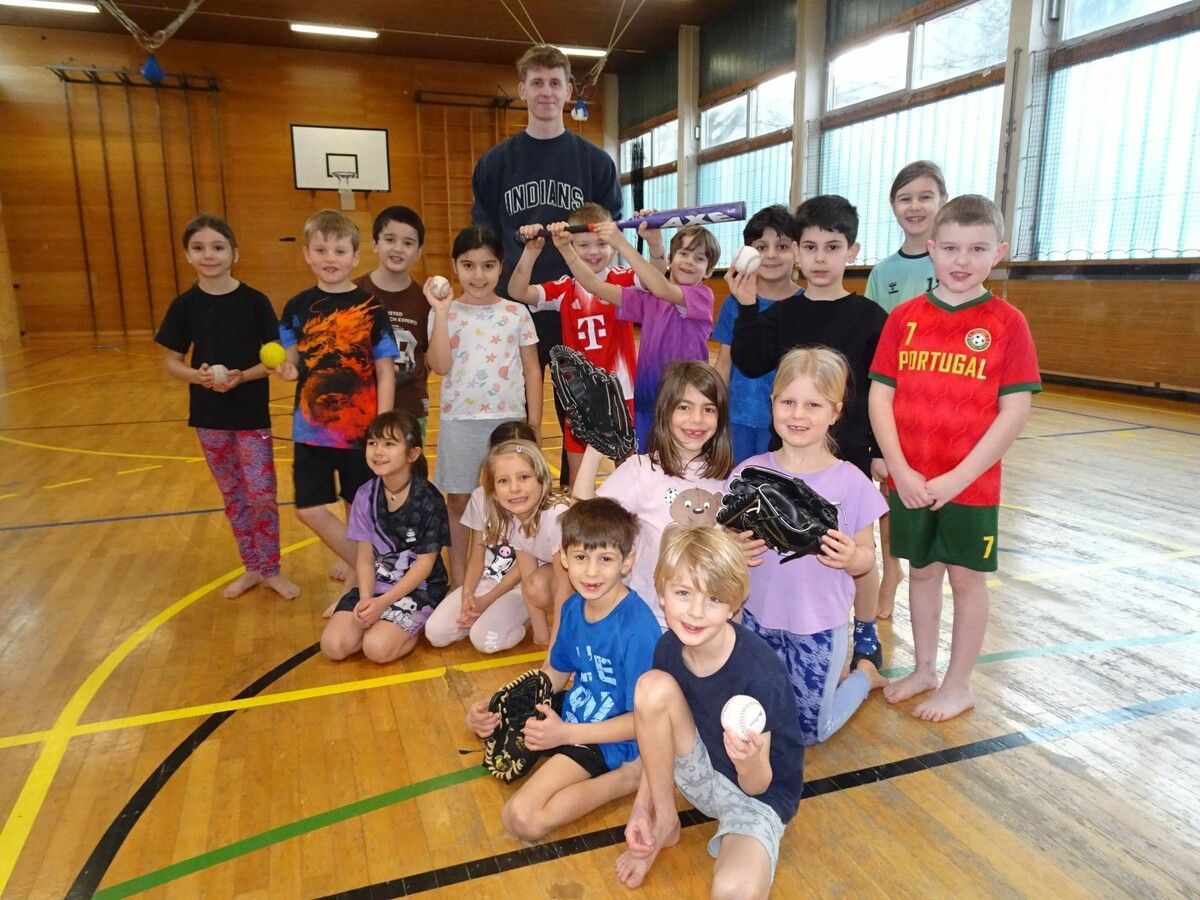 Moritz Riedmann, Spieler der Dornbirn Indians, besuchte die VS Leopold, um den Kindern Baseball näherzubringen.⇒cth (3)