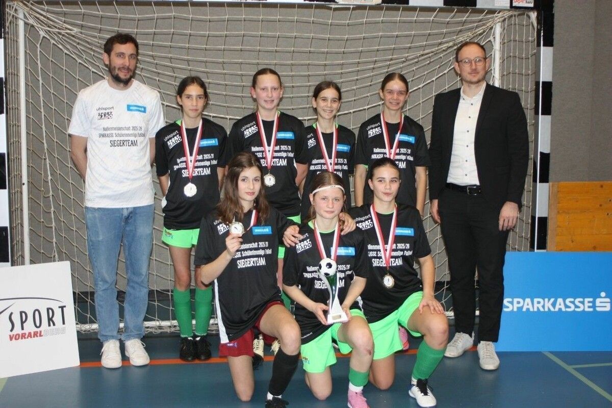 MS Lingenau mit Trainer Lukas Schatzmann (l.) holt sich den Hallenfußball-Titel auf Landesebene.⇒thomas Knobel (2)
