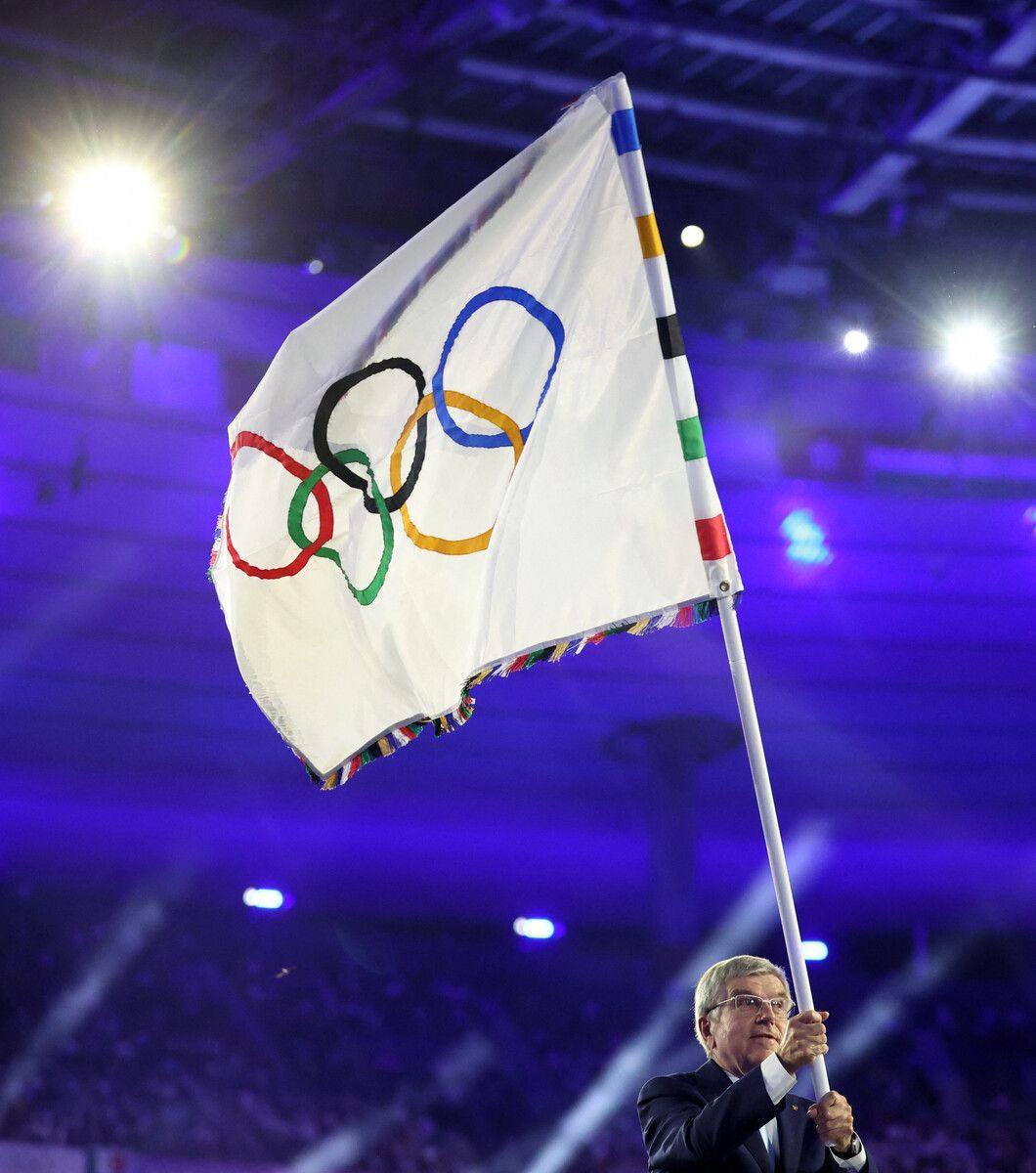 Nach der Tragödie in Crans-Montana stehen die Fahnen des IOC auf halbmast.⇒afp