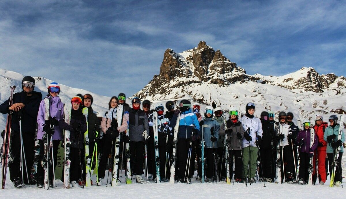 Nach einem erlebnisreichen Ausflug ins Skigebiet Lech/Zürs schnell ein Erinnerungsfoto vor dem imposanten Widderstein – und dann geht sich eine letzte Fahrt auf dem Salober-Nordhang gerade noch aus.⇒Peter Strauss (3)