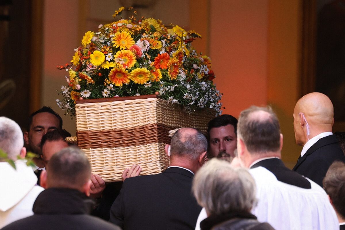 Nach einer Prozession durch die Stadt, die von Hunderten Fans begleitet wurde, wurde Bardot im Familiengrab beigesetzt.⇒AFP (2)