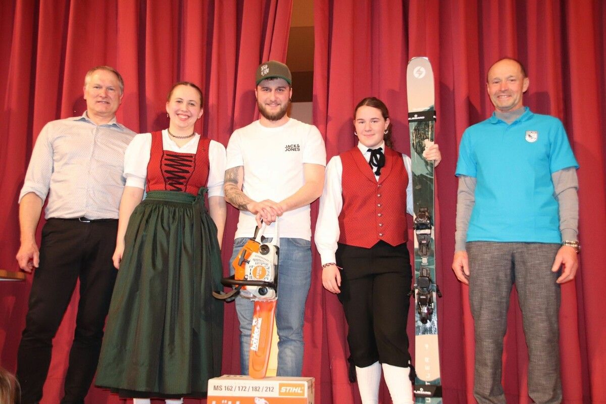 Obmann Elfried Winder, Glücksfee Rosa Böhler, Jakob Greber, Paula Böhler und Sportwart Wolfgang Greif bei der Gewinnübergabe.