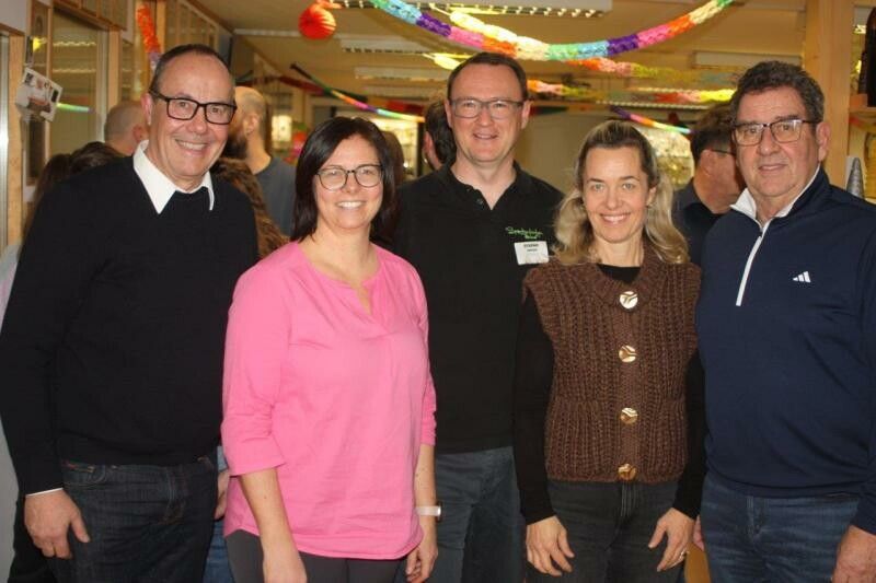 Obmann Stefan Abbrederis (3.v.r.) mit Bürgermeisterin Katharina Wöß-Krall, Karin Reith und den Gemeinderäten Andreas Prenn und Helmut Jenny freuen sich auf das Krapfenschießen.⇒vn/tk