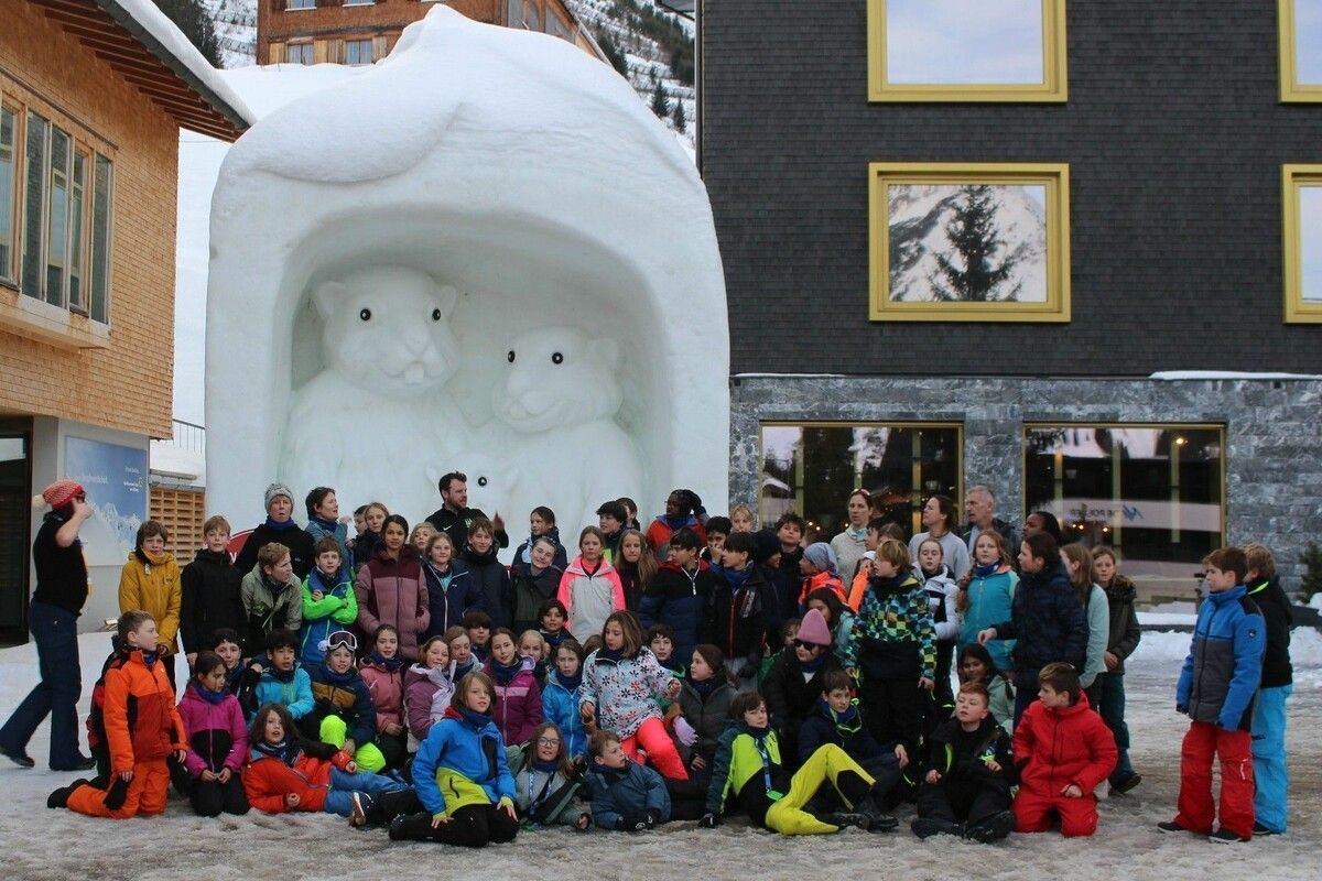 Ohne ein Erinnerungsfoto vor dem coolen Kunstwerk auf dem Warther Dorfplatz wollten die Schulkinder aus Belgien nicht heimreisen.⇒stp (2)