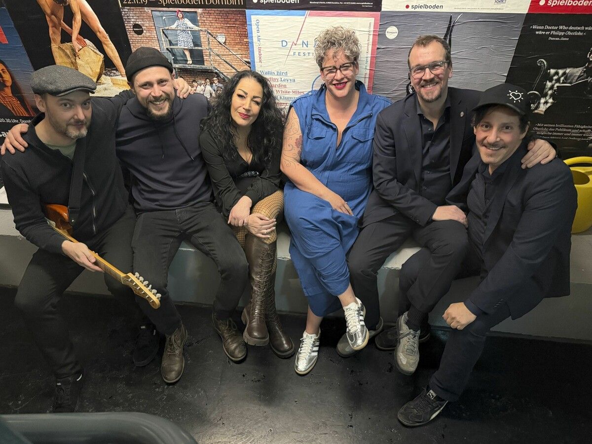 Oliver Rath, Mathias Hämmerle, Petra Bonmassar, Martina Breznik, Antonio della Rossa und Puma in Vorfreude auf das Benefizkonzert. ⇒Franc