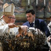 Papst Leo XIV. spendet erstmals Kindern das Taufsakrament