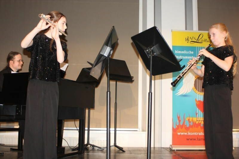 Paula Fleisch (r.) und Annika Lercher präsentierten sich als Duo.⇒Thomas Knobel (3)