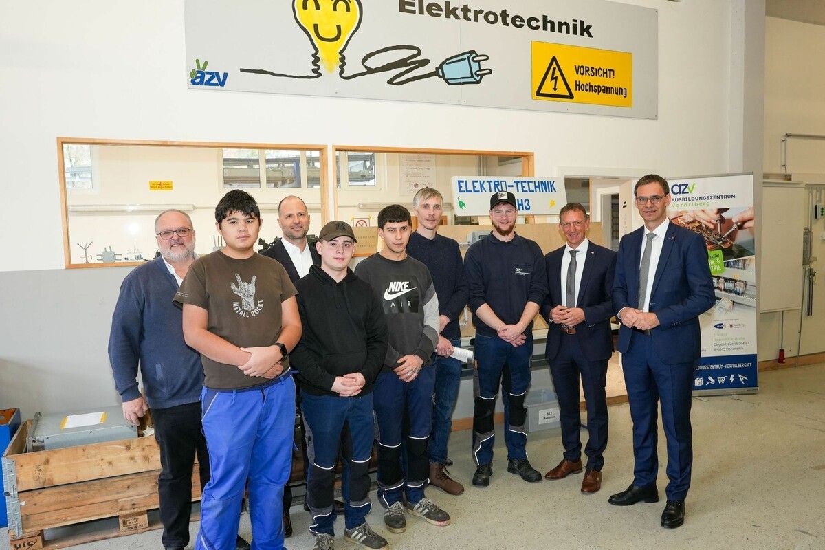 Perspektiven für die Zukunft: Um auf die Qualifizierung zu fokussieren, wurde das arbeitsmarktpolitische Programm von Land und AMS im Ausbildungszentrum Vorarlberg präsentiert. ⇒VLK