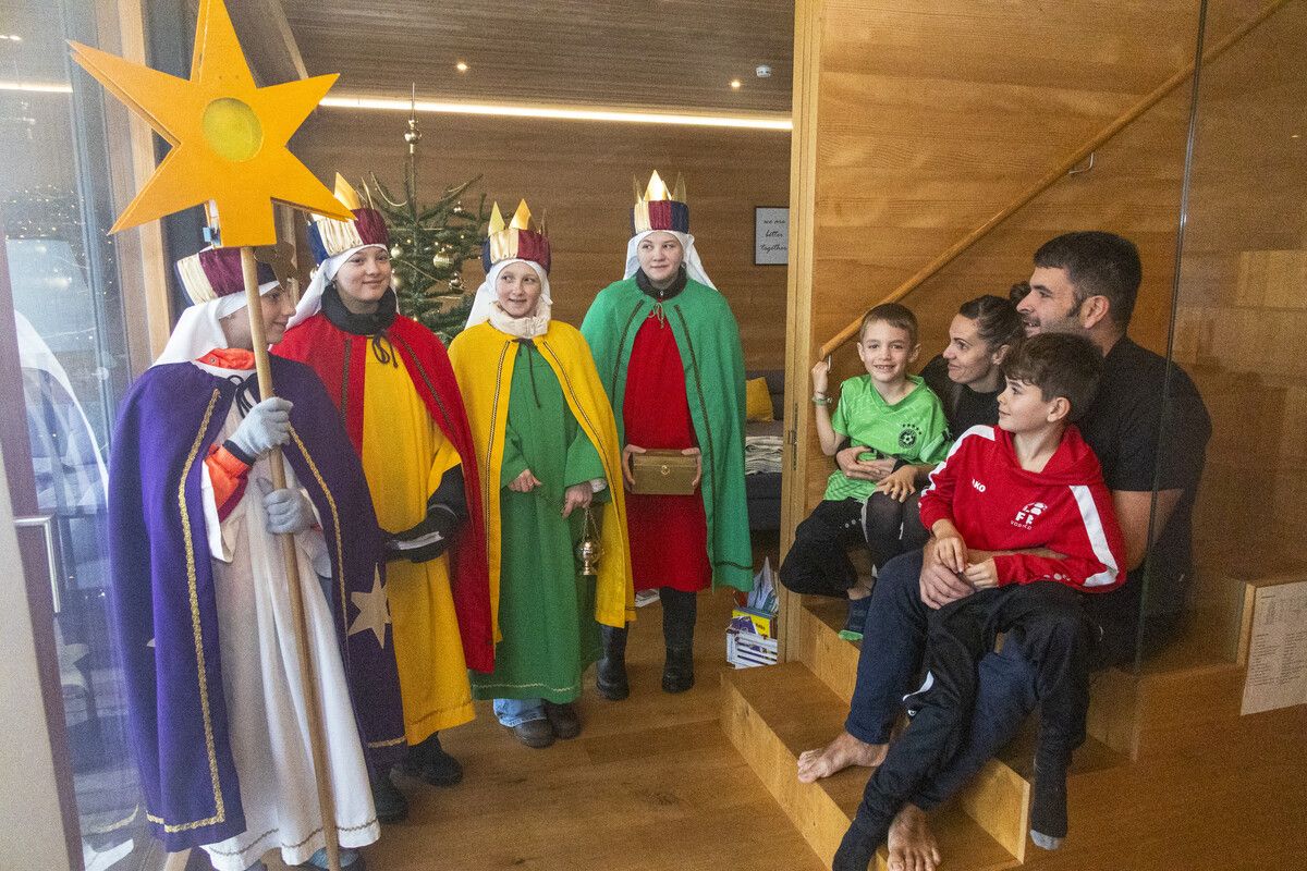 Pia (12), Noemi (12), Leonie (11) und Julia (12) im Einsatz in Hittisau. ⇒VN/Paulitsch