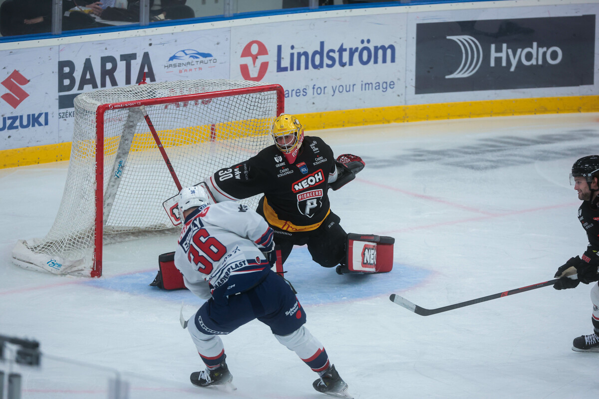 Pioneers-Torhüter Alex Caffi glänzte in Fehérvár mit starken Paraden und sicherte seinem Team damit die Punkte.⇒Soós Attila