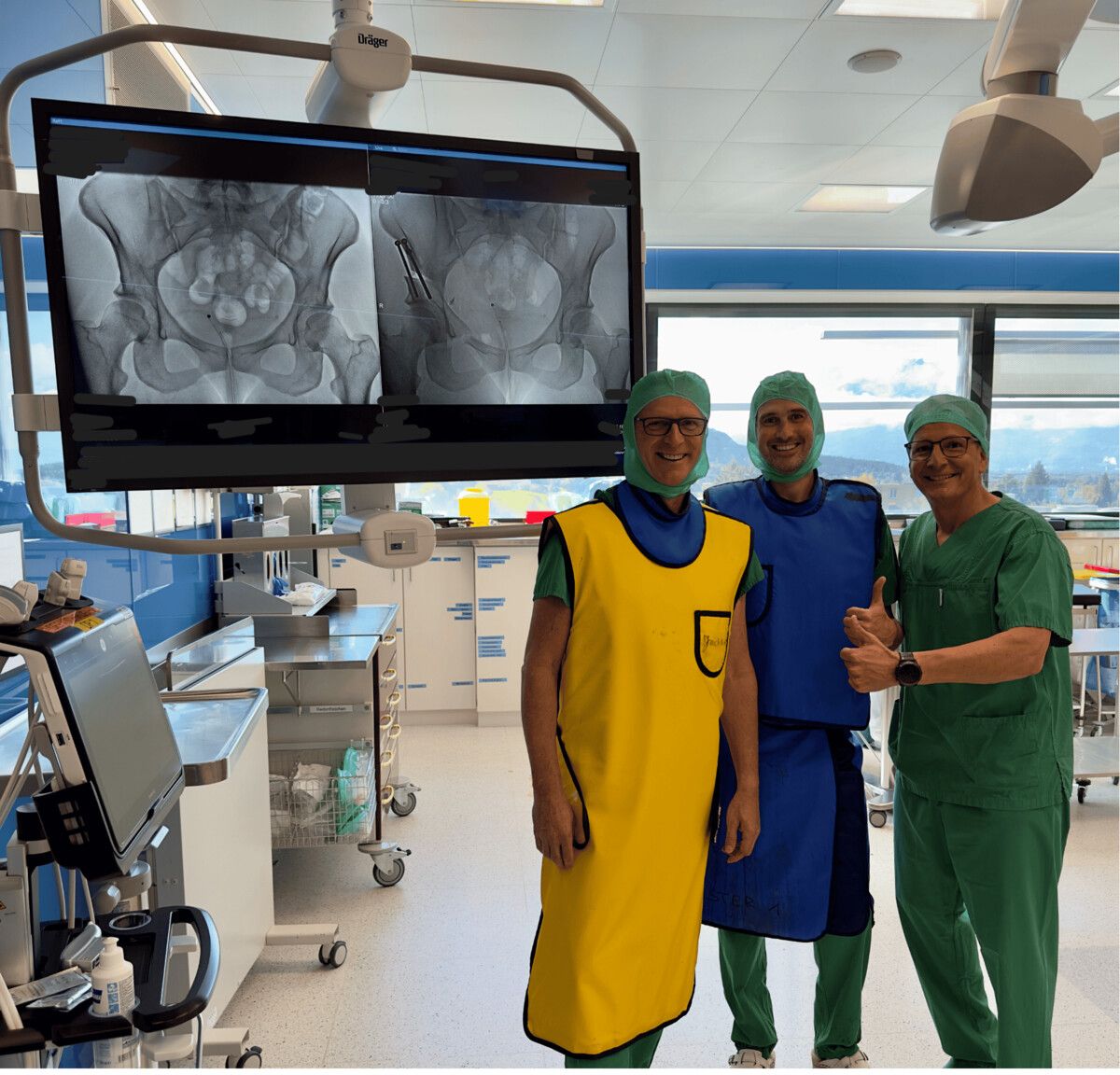 Primar a.D. Dr. Wolfgang Zinser, Oberarzt Dr. Johannes Abel und Primar Dr. René El Attal: Die erste PAO wurde im Herbst durchgeführt. ⇒khbg