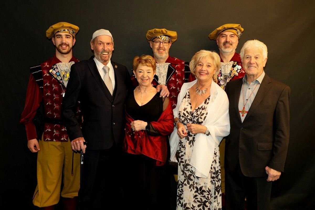 Prinzen der ersten Stunden: Prinz Ferdinand der 1. (1977) (rechts), Prinz Norbert der 2. (1978) (2. v.l.) mit Gattinnen und Raubrittern.⇒chf (3)