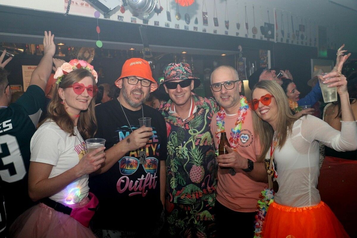 Prinzessin Tanja (rechts), Prinz Oliver (Mitte) mit einem Teil ihres Gefolges.⇒Chf (4)