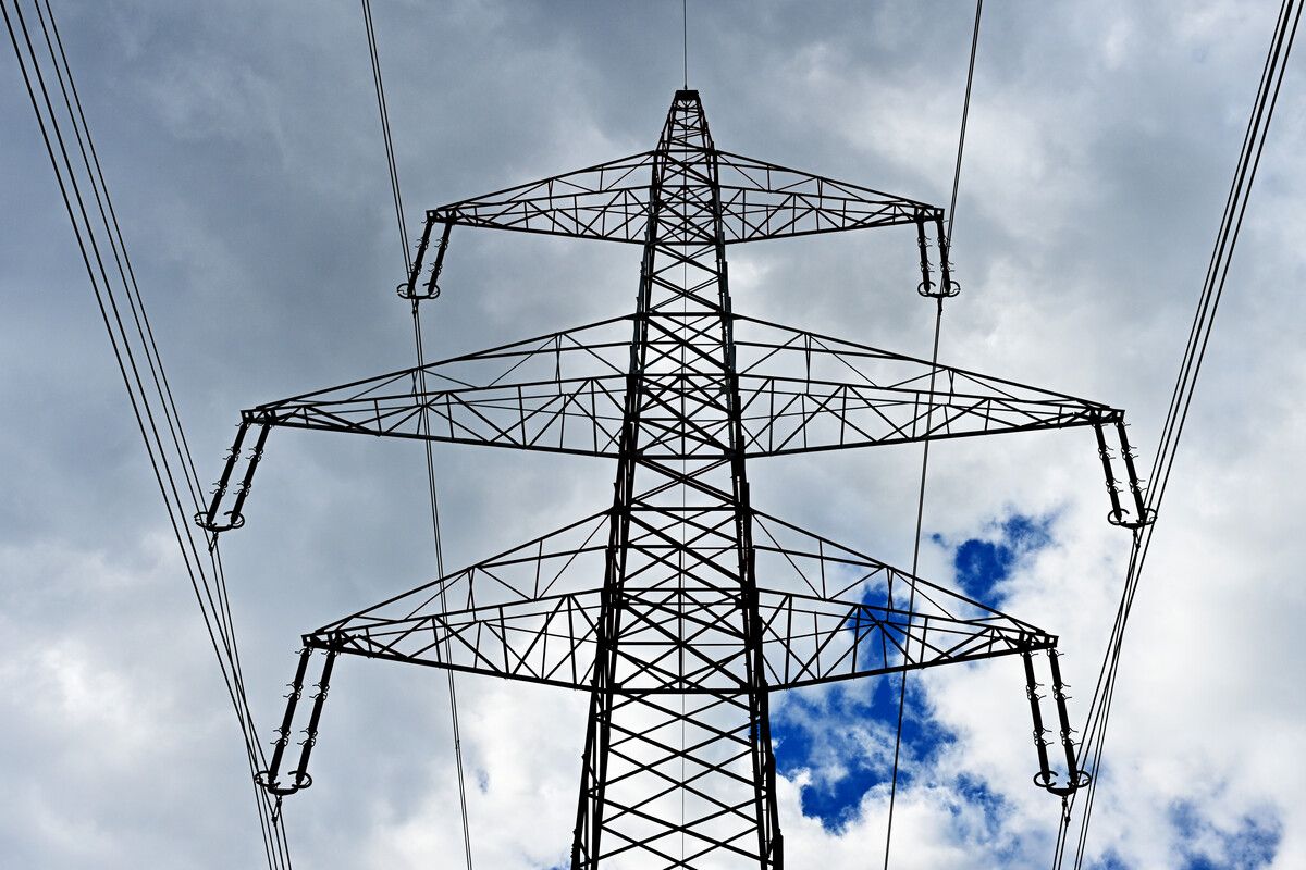 Regierung beschließt Industriestrompreis von 5 Cent ab 2027 – Kritik an Finanzierung durch Energiewirtschaft.⇒apa