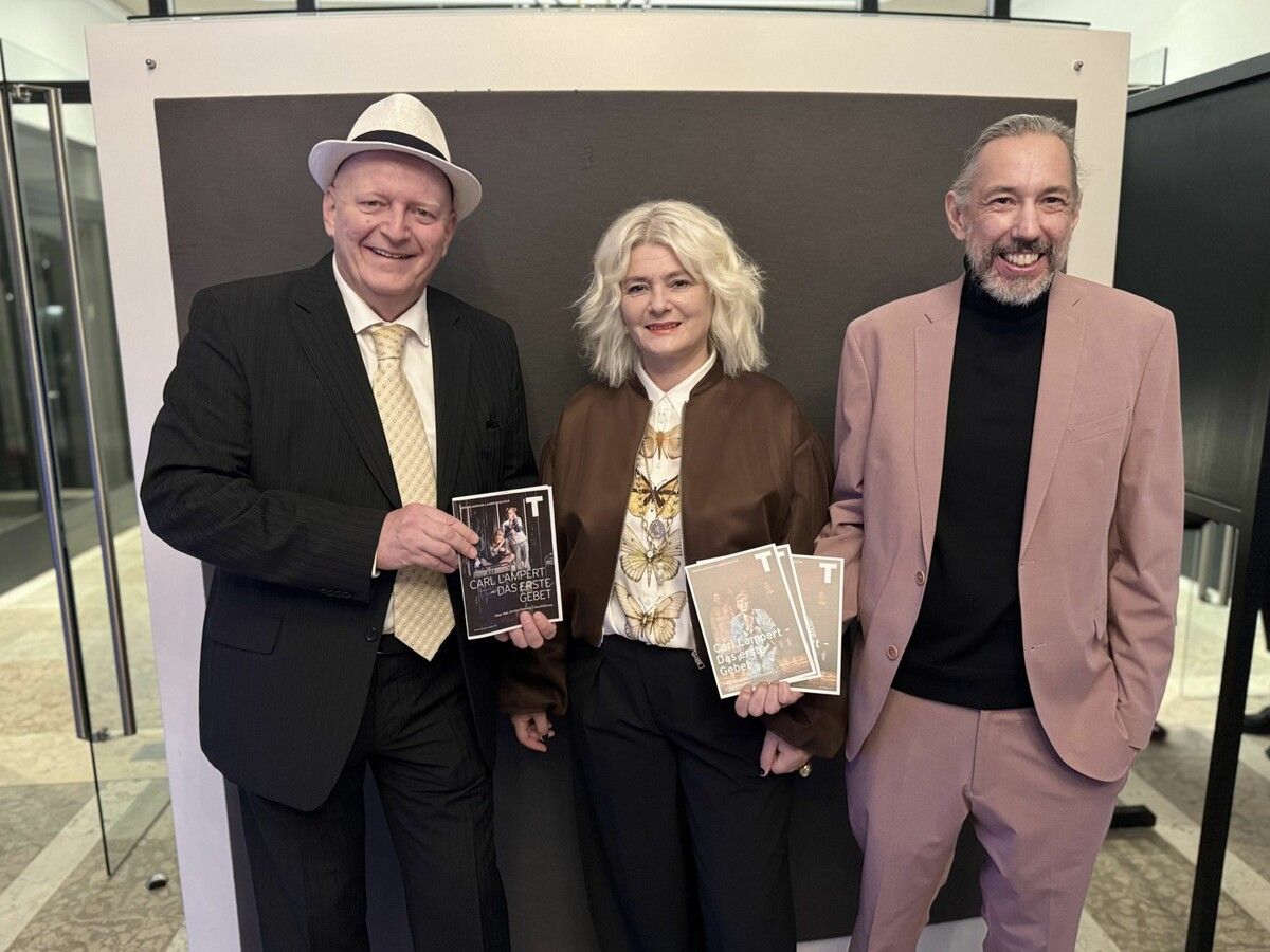 Regisseur Hermann Weiskopf mit den Autoren Kirsten Ossoinig und Peter Mair bei der Premiere am Vorarlberger Landestheater.⇒SIE