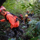 Flugzeug mit elf Menschen in Indonesien vermisst