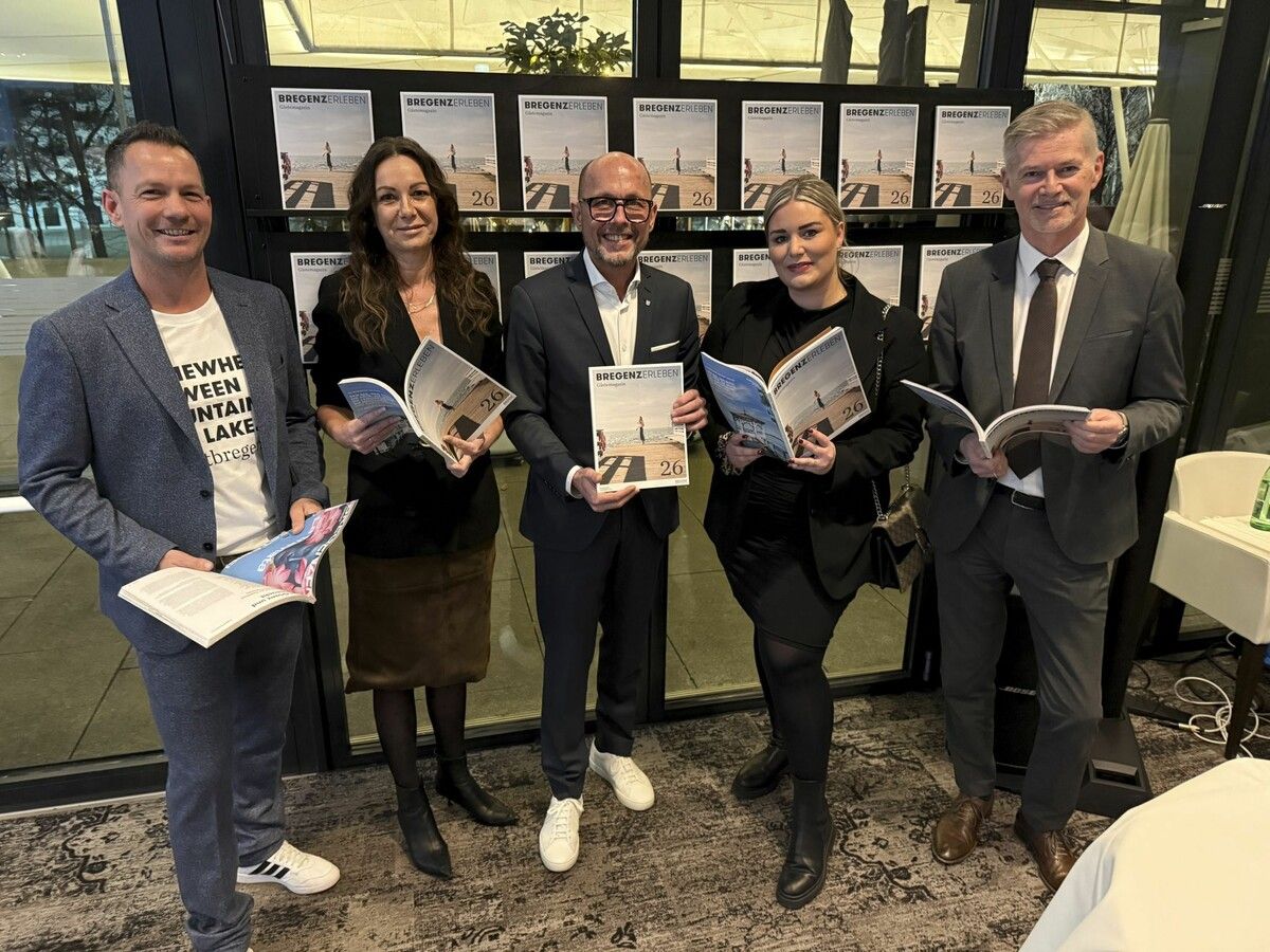 Robert S. Salant, Petra Wolfgang, Bgm. Michael Ritsch, Christina Egger und Casino-Direktor Bernhard Moosbrugger mit dem neuen Bregenzerleben 26.⇒Franc