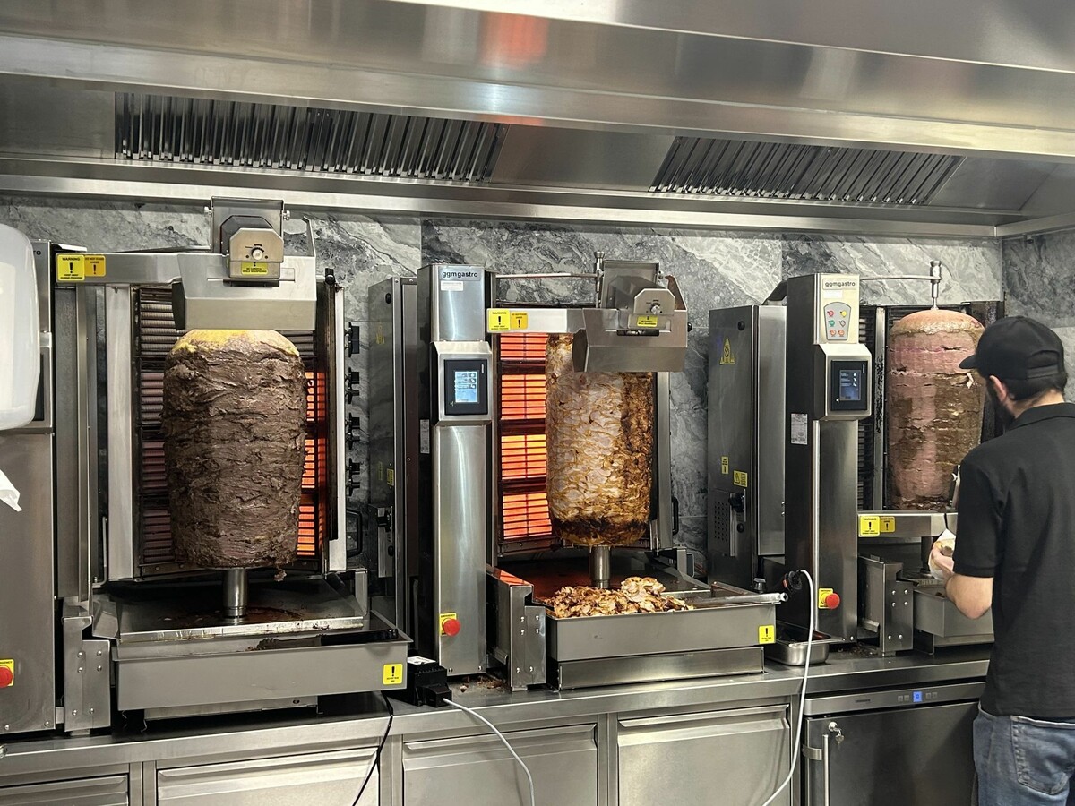 Roboter schneiden das Fleisch hauchdünn und gleichmäßig.